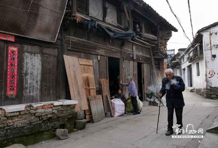 平安街曾经店铺林立、人马川流不息，现在只有拄杖老人低头吸烟的身影