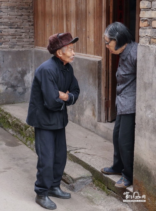 村民们至今保持着淳朴的生活习惯，每天仅有的乐趣也就是串串门，聊聊家常啦！