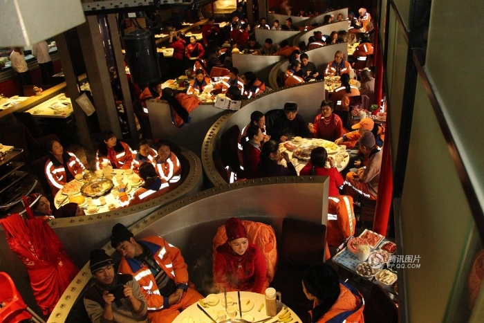 乌鲁木齐遭遇罕见暴雪火锅店停业宴请环卫工