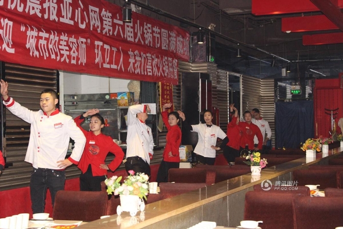 乌鲁木齐多家火锅店停业宴请数百名环卫工人以表示感谢。