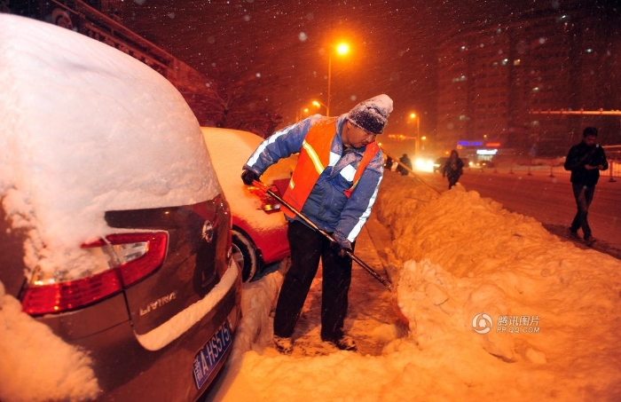 乌鲁木齐遭遇罕见暴雪火锅店停业宴请环卫工