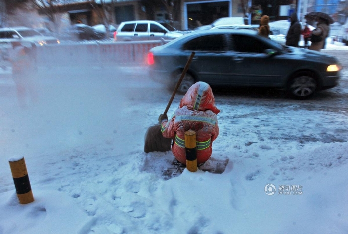 乌鲁木齐遭遇罕见暴雪火锅店停业宴请环卫工
