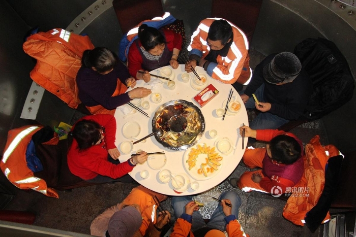 乌鲁木齐遭遇罕见暴雪火锅店停业宴请环卫工