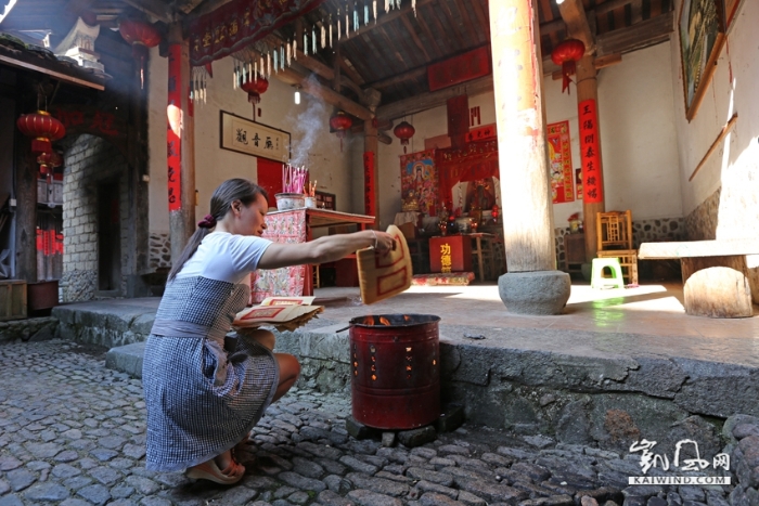 生活在土楼里的客家人