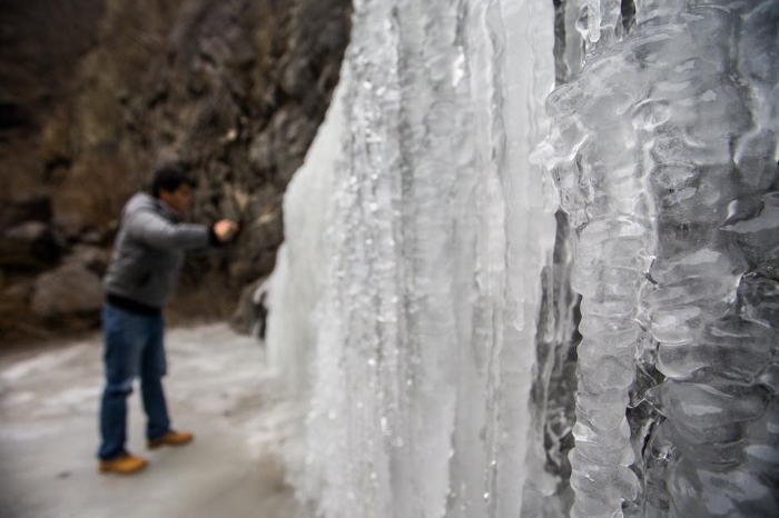 北京持续低温山区现冰瀑