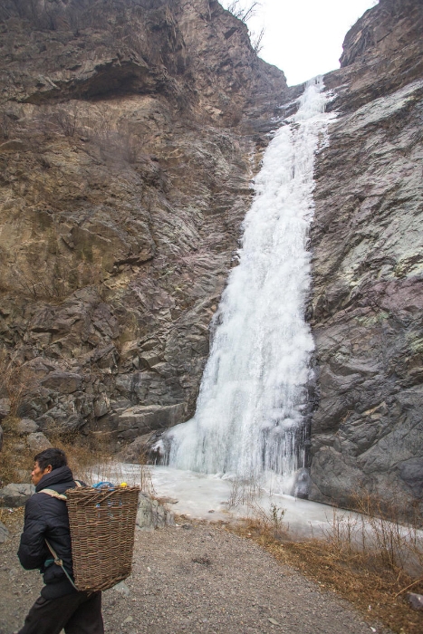 北京持续低温山区现冰瀑