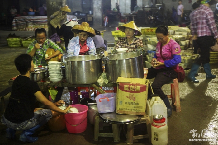 忙里偷闲，凑合着吃点早餐，继续干活。