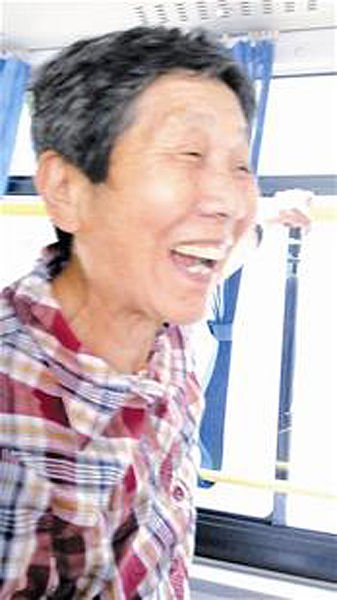 武汉69岁老太半年拍下59张让座人笑脸