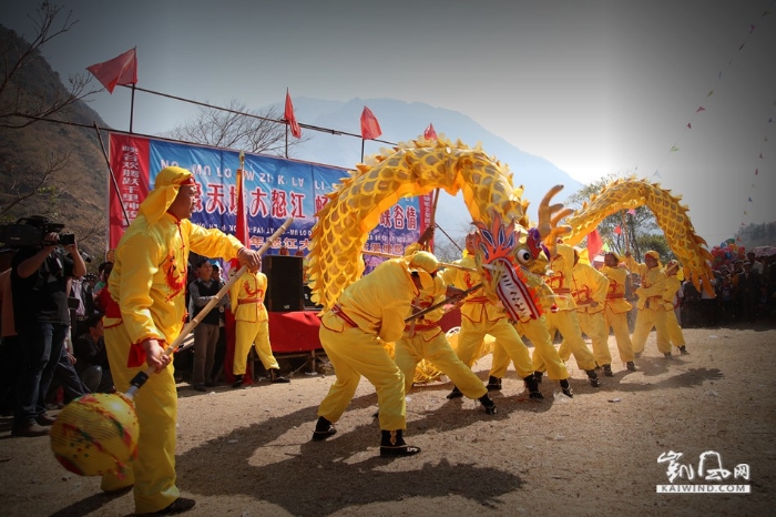 七天中，除了洗澡沐浴，当地群众还进行物资交流、文艺表演、过溜索等活动