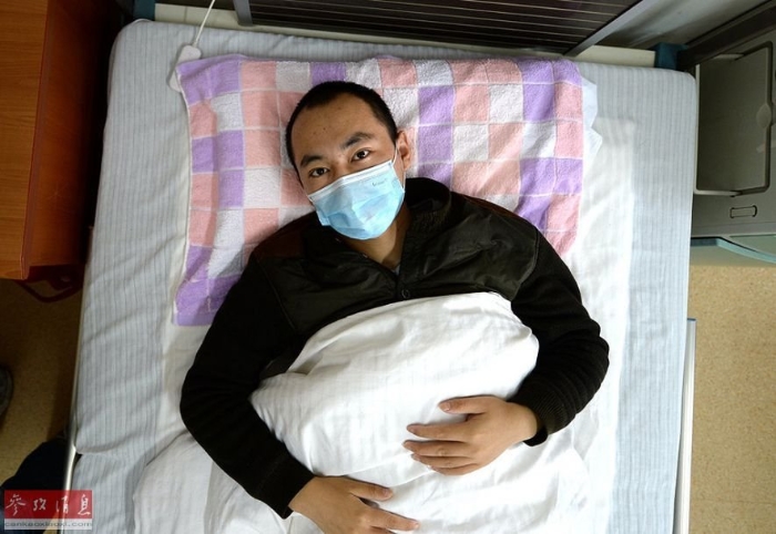 2014年12月01日，山东省济南军区总医院的病房里，25岁的王明达等待救命钱治疗白血病。