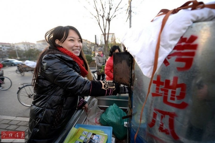 图为王艳红正在卖地瓜。