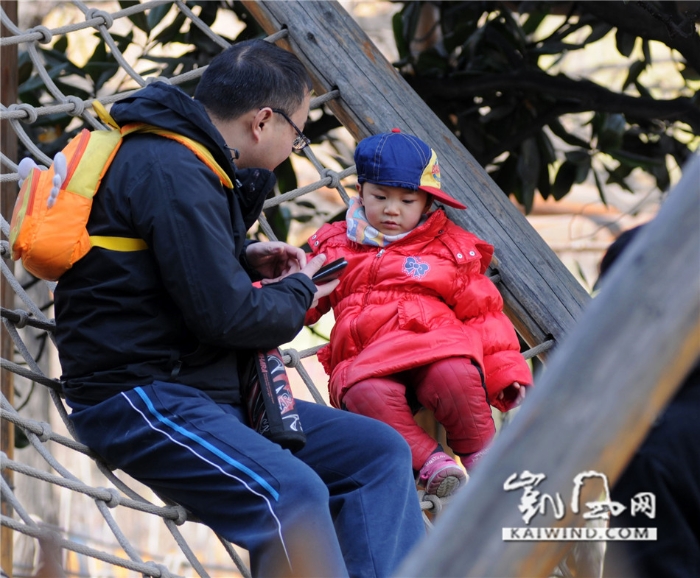 2014年4月7日，西安市南湖公园，孩子被接下了游乐设施