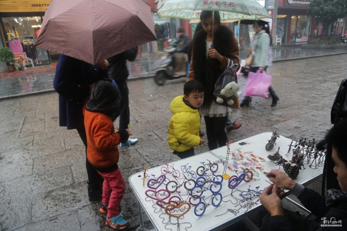 下雨也挡不住小孩的好奇