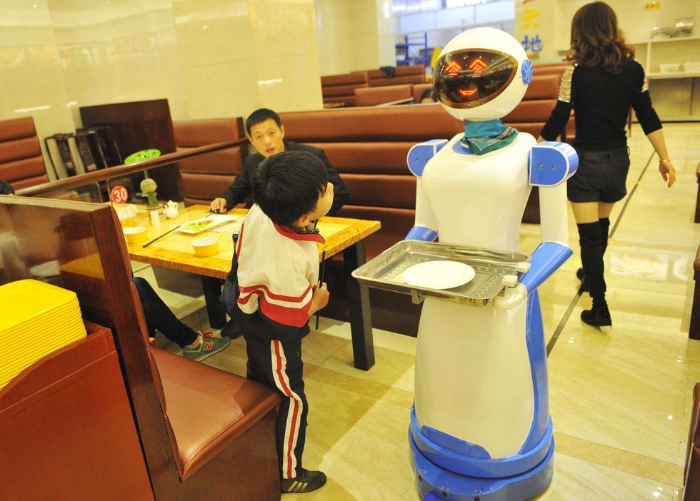 浙江宁波一餐厅现机器人送餐服务
