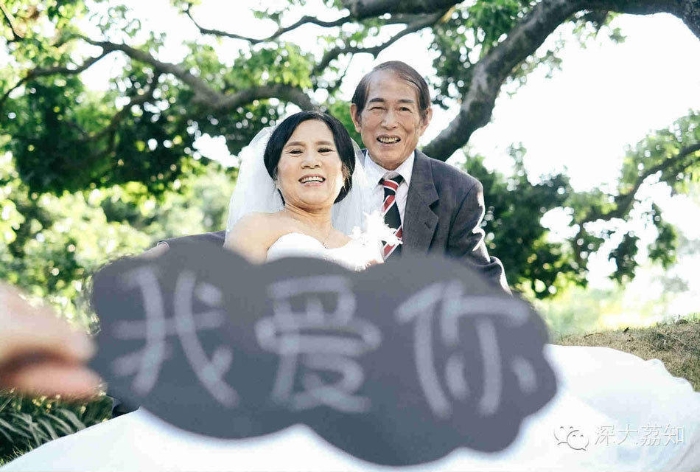 大学教授牵手妻子校园内拍小清新婚纱照