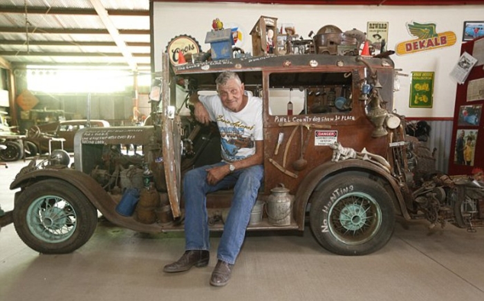 现年74岁的机械师亚当斯在亚利桑那州马里科帕迷你汽车博物馆展示他的作品。