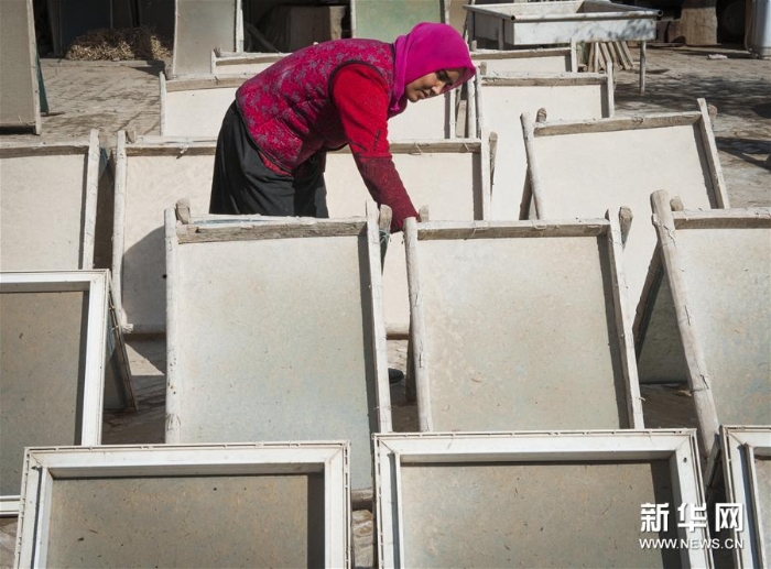 （图片故事）（5）“会呼吸”的古老技艺——墨玉桑皮纸