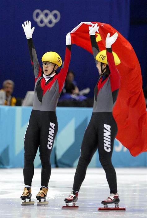 这是2002年2月16日，中国选手杨扬（左）和王春露在盐湖城第19届冬季奥运会短道速滑女子500米决赛后绕场庆祝的资料照片。杨扬夺得这个项目的金牌，实现了中国在冬奥会上金牌“零的突破”。王春露获得该项目的铜牌。2010年2月12日，在温哥华举行的国际奥委会第122届全会上，杨扬以89票赞成5票反对的绝对优势当选为国际奥委会委员。她是中国第一位以运动员身份当选的国际奥委会委员，也是继何振梁、吕圣荣、于再清后第四位来自中国大陆的国际奥委会委员。2016年6月10日，在克罗地亚举行的国际滑冰联合会的选举中，杨扬当选为速滑第一理事。在国际滑联125年的历史中，她是首位当选的女性速滑理事。新华社发