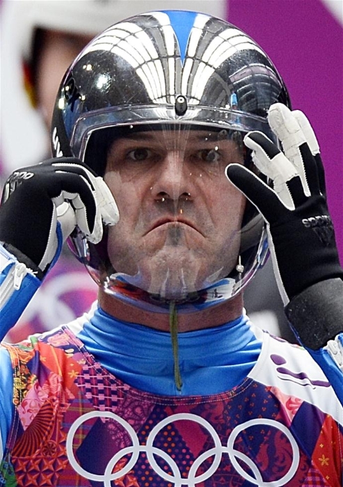 这是2014年2月8日，意大利选手阿尔明·佐格勒在索契冬奥会男子单人雪橇比赛中的资料照片。现已退役的出生于1974年1月4日的意大利运动员阿尔明·佐格勒是连续参加六届冬季奥运会的同一项目（男子单人雪橇）并且每一届都收获奖牌的运动员。他在这六届奥运会中获得两枚金牌（2002年美国盐湖城、2006年意大利都灵）、一枚银牌（1998年日本长野）和三枚铜牌（1994年挪威利勒哈默尔、2010年加拿大温哥华、2014年索契冬奥会）。新华社发