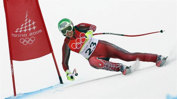 这是2006年2月15日，奥地利选手米卡埃拉·多夫梅斯特在都灵冬奥会女子高山速降决赛中的资料照片。出生于1973年3月25日的已退役奥地利高山滑雪运动员米卡埃拉·多夫梅斯特在年近33岁参加2006年都灵冬奥会时，在获得女子高山滑雪速降金牌后的第五天再次收获超级大回转的金牌。新华社发