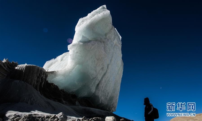 （冬季美丽生态）（8）西藏岗布冰川：流澌争看浴冰川