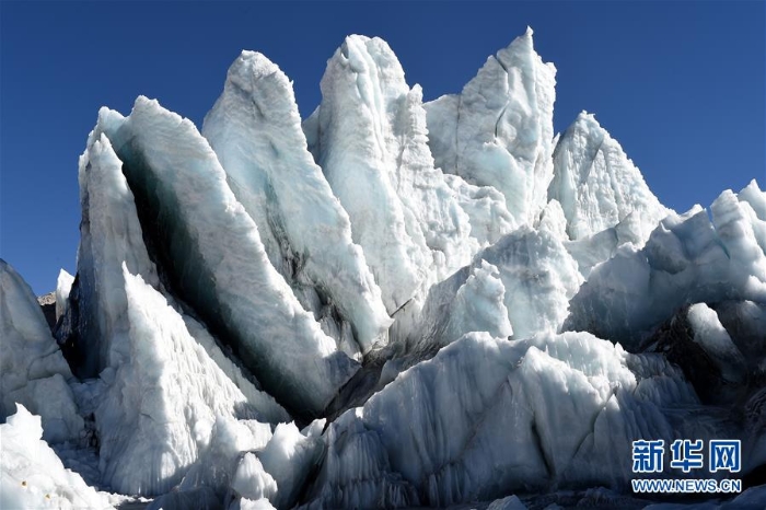 （冬季美丽生态）（2）西藏岗布冰川：流澌争看浴冰川