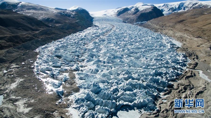 （冬季美丽生态）（4）西藏岗布冰川：流澌争看浴冰川