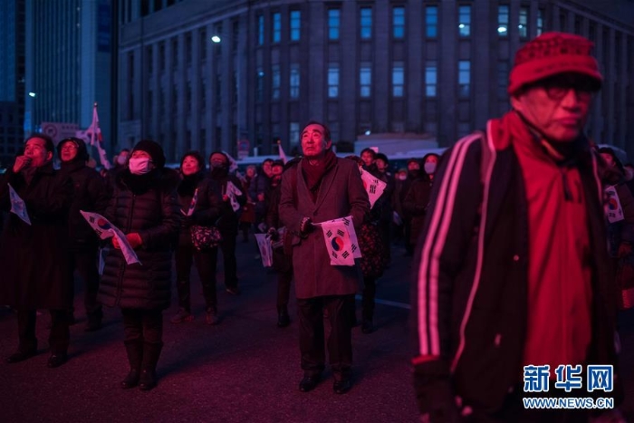 （外代一线）（1）韩国“挺朴”“反朴”民众分别举行集会