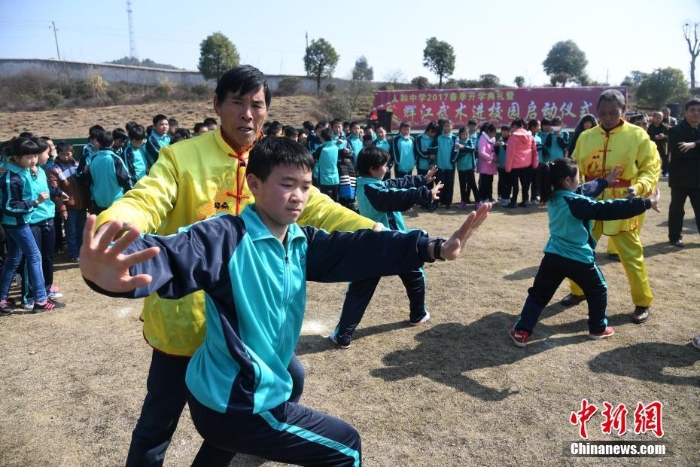 中国多地中小学陆续开学