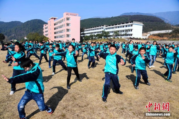 中国多地中小学陆续开学