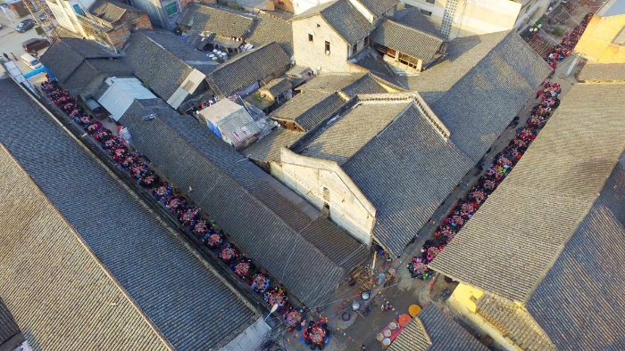 图5：2月11日，广西柳州市融安县板榄镇社区，居民正围坐在一起吃“长街宴”。（谭凯兴 摄）