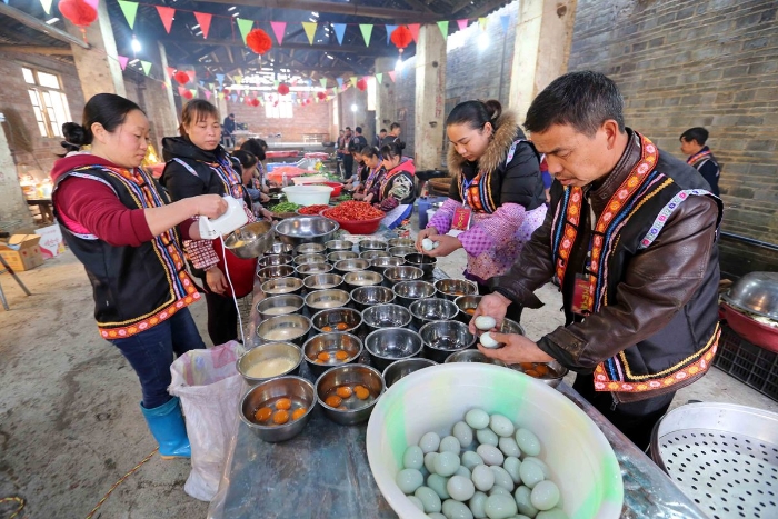 图10：2月11日，广西柳州市融安县板榄镇社区，社区居民在准备“长街宴”的菜品。（谭凯兴 摄）