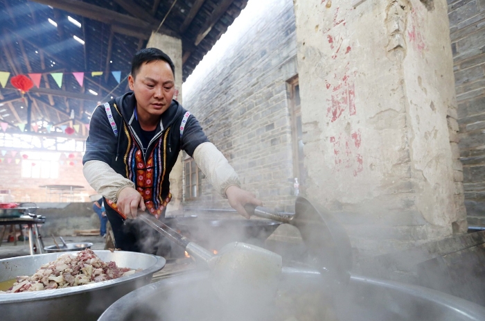 图11：2月11日，广西柳州市融安县板榄镇社区，社区居民在准备“长街宴”的菜品。（谭凯兴 摄）