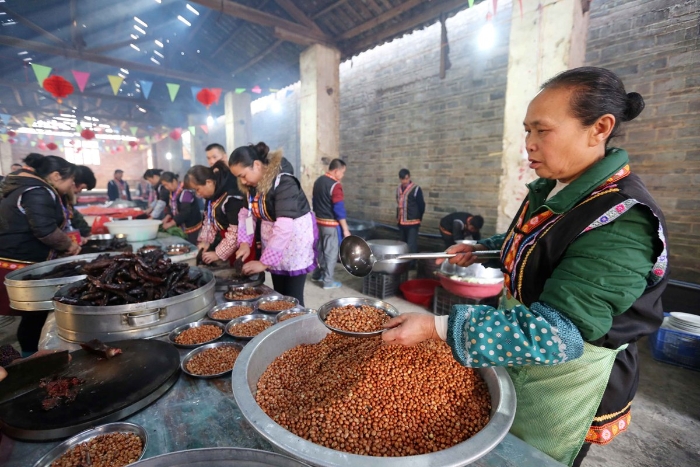图12：2月11日，广西柳州市融安县板榄镇社区，社区居民在准备“长街宴”的菜品。（谭凯兴 摄）