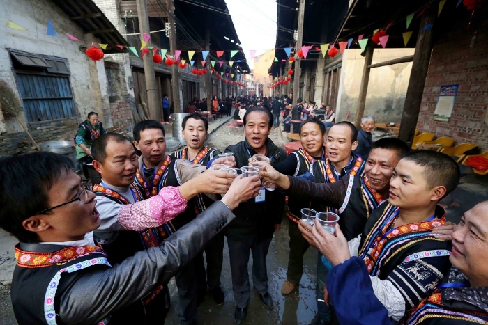 图15：2月11日，广西柳州市融安县板榄镇社区，社区居民互相敬酒共同祝福。（谭凯兴 摄）
