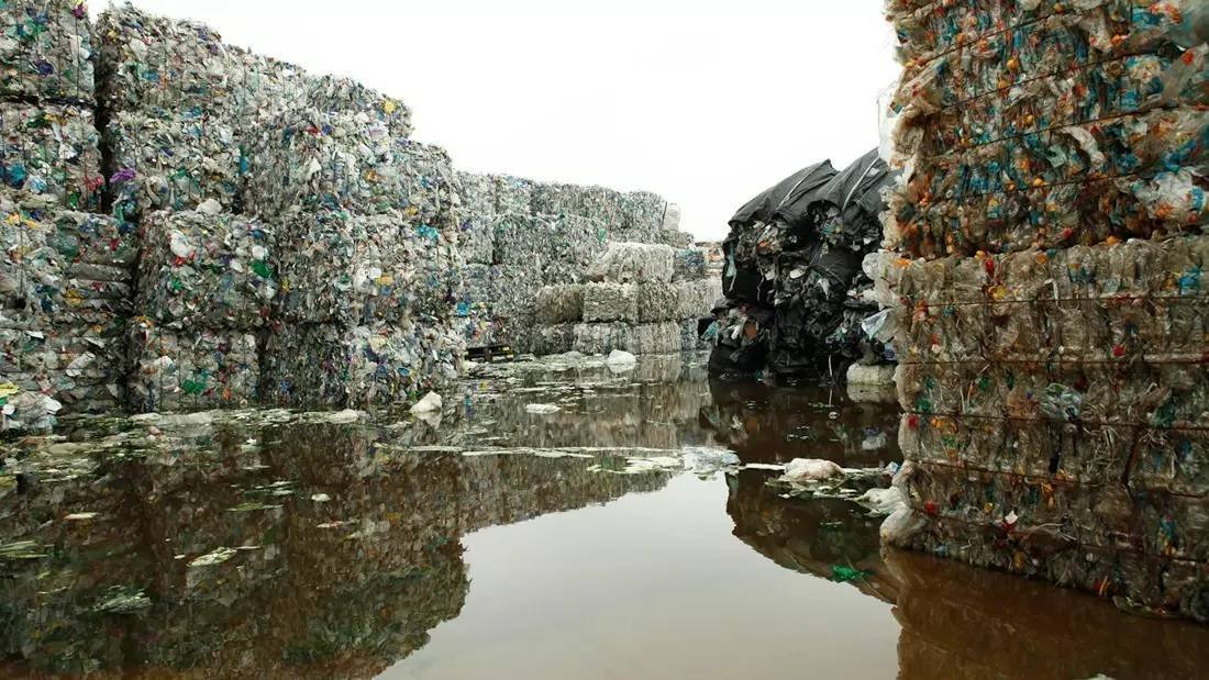 成堆的塑料垃圾，图片来自圣丹斯官网
