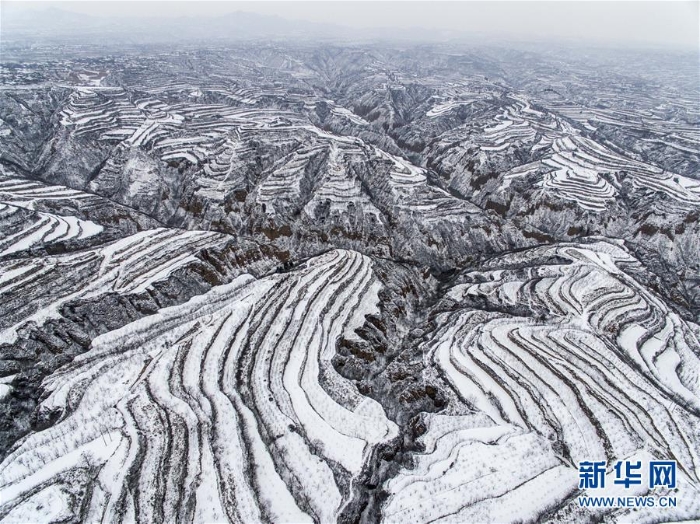 #（空中之眼）（1）黄土高原降春雪  黑白分明如画卷