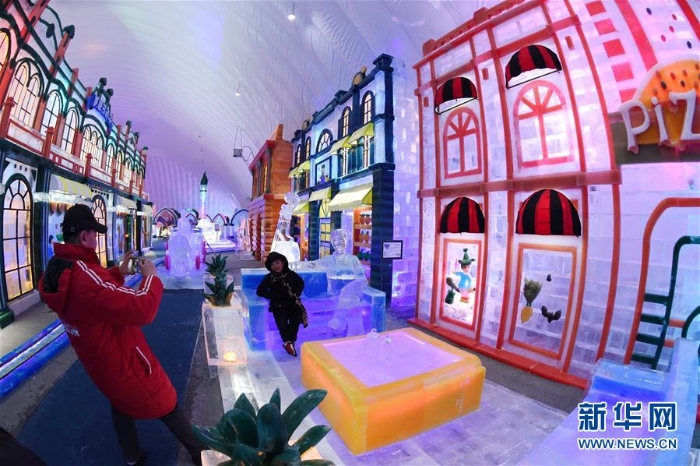 （社会）（3）哈尔滨冰雪大世界“室内冰雪主题乐园”开园迎客