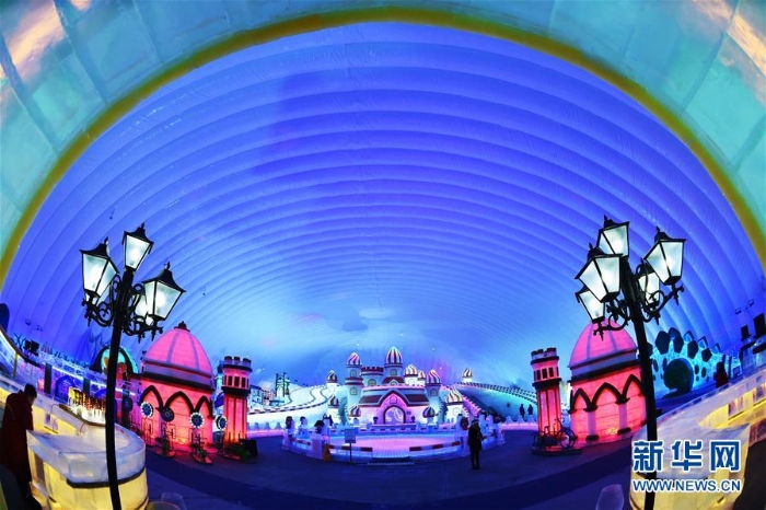 （社会）（4）哈尔滨冰雪大世界“室内冰雪主题乐园”开园迎客