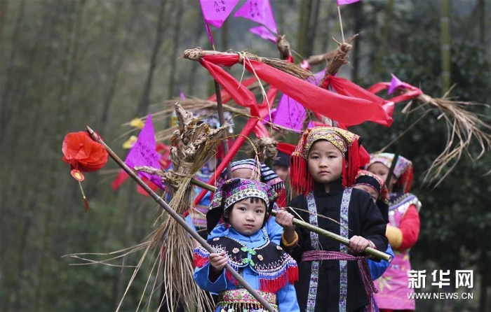 #（社会）（1）广西龙胜：草龙驱虫祈丰收