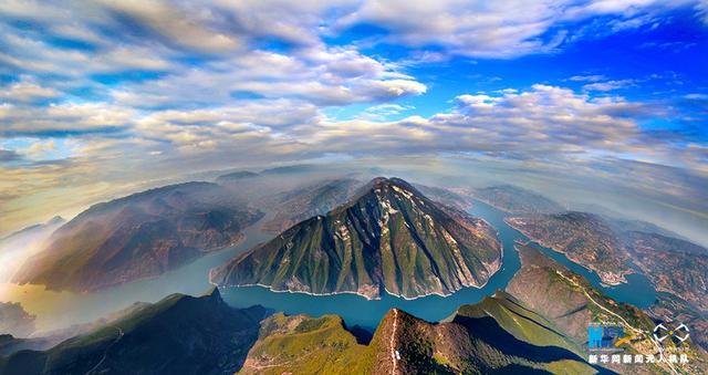 航拍三峡“醉美”瞿塘峡 青山如黛绿水如腰