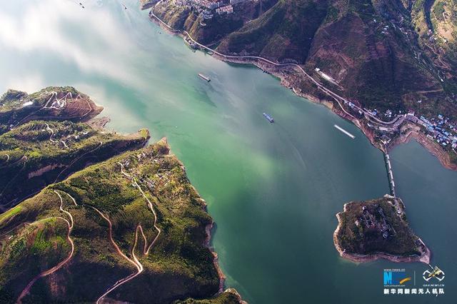 航拍三峡“醉美”瞿塘峡 青山如黛绿水如腰