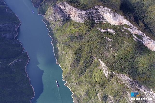 航拍三峡“醉美”瞿塘峡 青山如黛绿水如腰