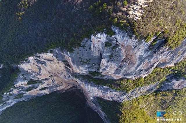 航拍三峡“醉美”瞿塘峡 青山如黛绿水如腰