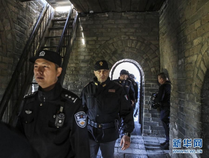 （社会）（2）中意在八达岭长城进行联合警务巡逻