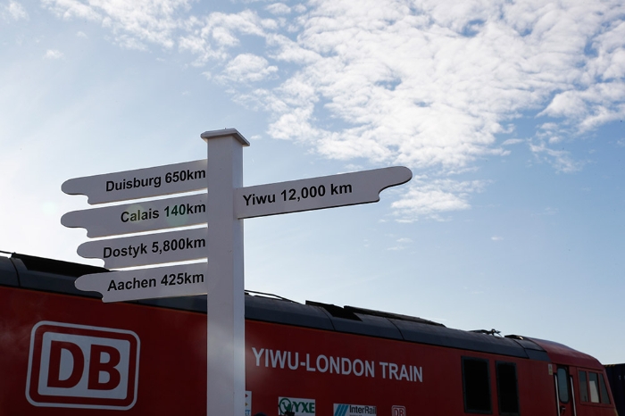 1月18日，在英国伦敦的火车站，首趟从中国抵达英国的中欧班列停靠在一处指示牌旁。新华社记者 韩岩 摄