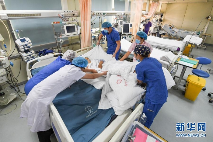 （图片故事）（8）ICU里的男护士