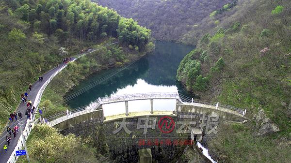 俯瞰信阳西九华山