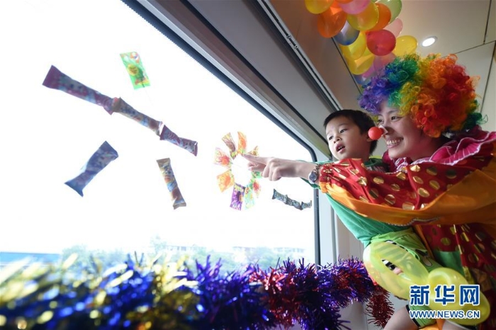 （社会）（6）高铁“动姐”与小乘客共迎儿童节