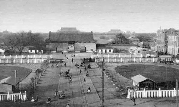 天安门广场罕见老照片：你见过老北京城被拆除以前的样子吗